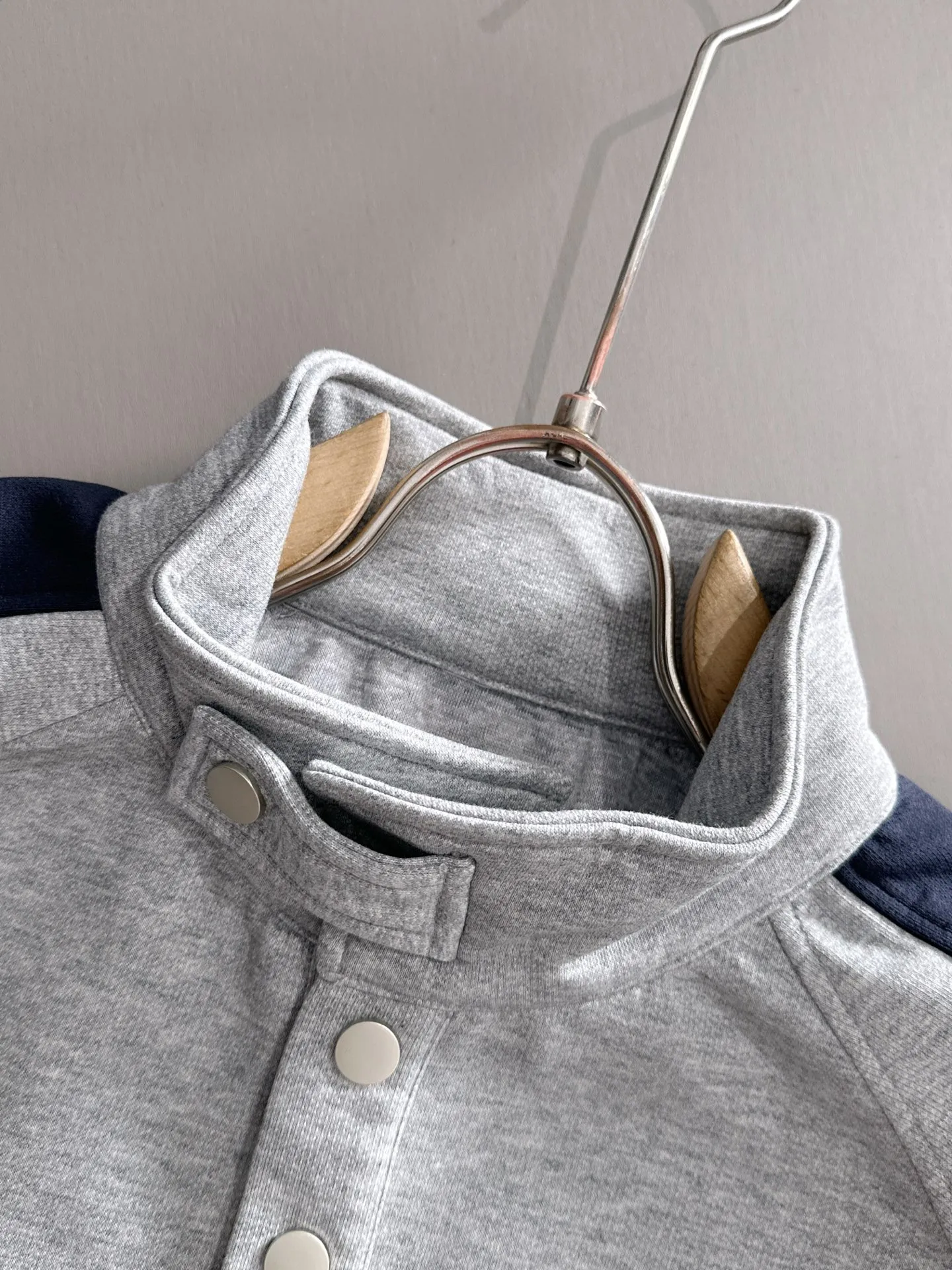 P360 Shitou Daojia's first release of 25ss autumn and winter new lapel sweatshirt long-sleeved men and women. Many celebrities share the same style. Craftsmanship that ordinary small workshops cannot copy. We are not afraid of any challenges in terms of materials, detail restoration and craftsmanship, just to provide you with wonderful products. Compare the top original versions at will. No expense is spared just to do better. Unique imported fabric feel. Purely imported German machine production. Precision operation. Thousands of needles density. Full set of new accessories with three standards for simultaneous customization. The upper body is versatile and fashionable. A perfect choice for autumn and winter. A must-have item. Size chart: m-4XL (Please state your height and weight when placing an order.